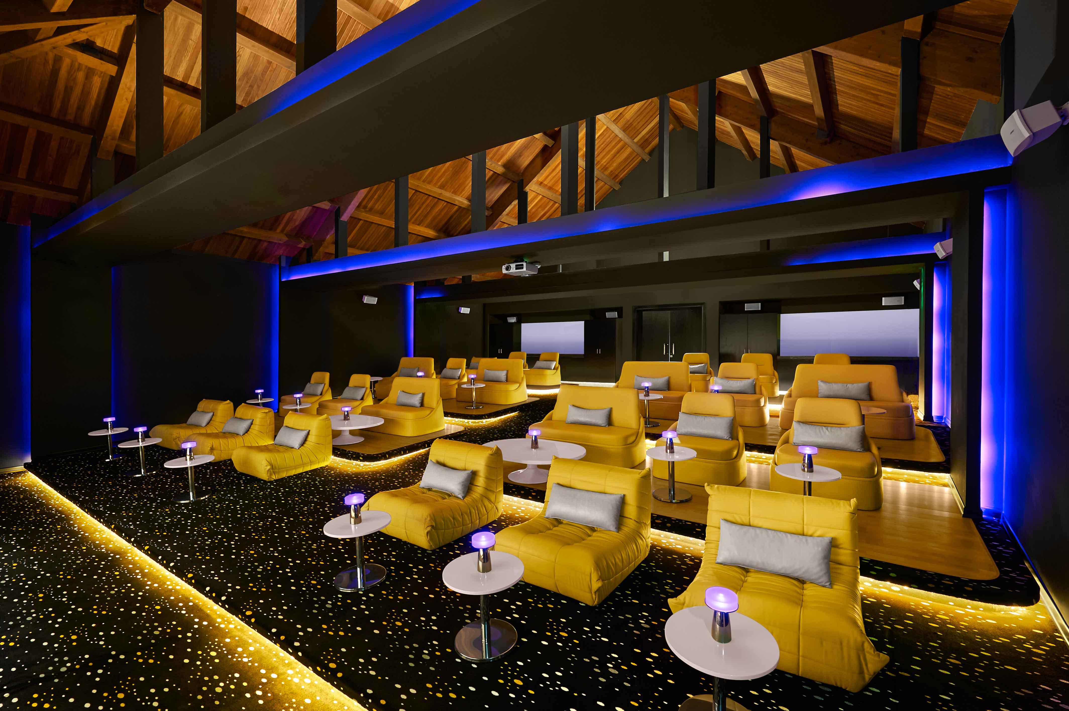 Banana Island Resort Doha By Anantara Esterno foto The interior of a typical movie theater