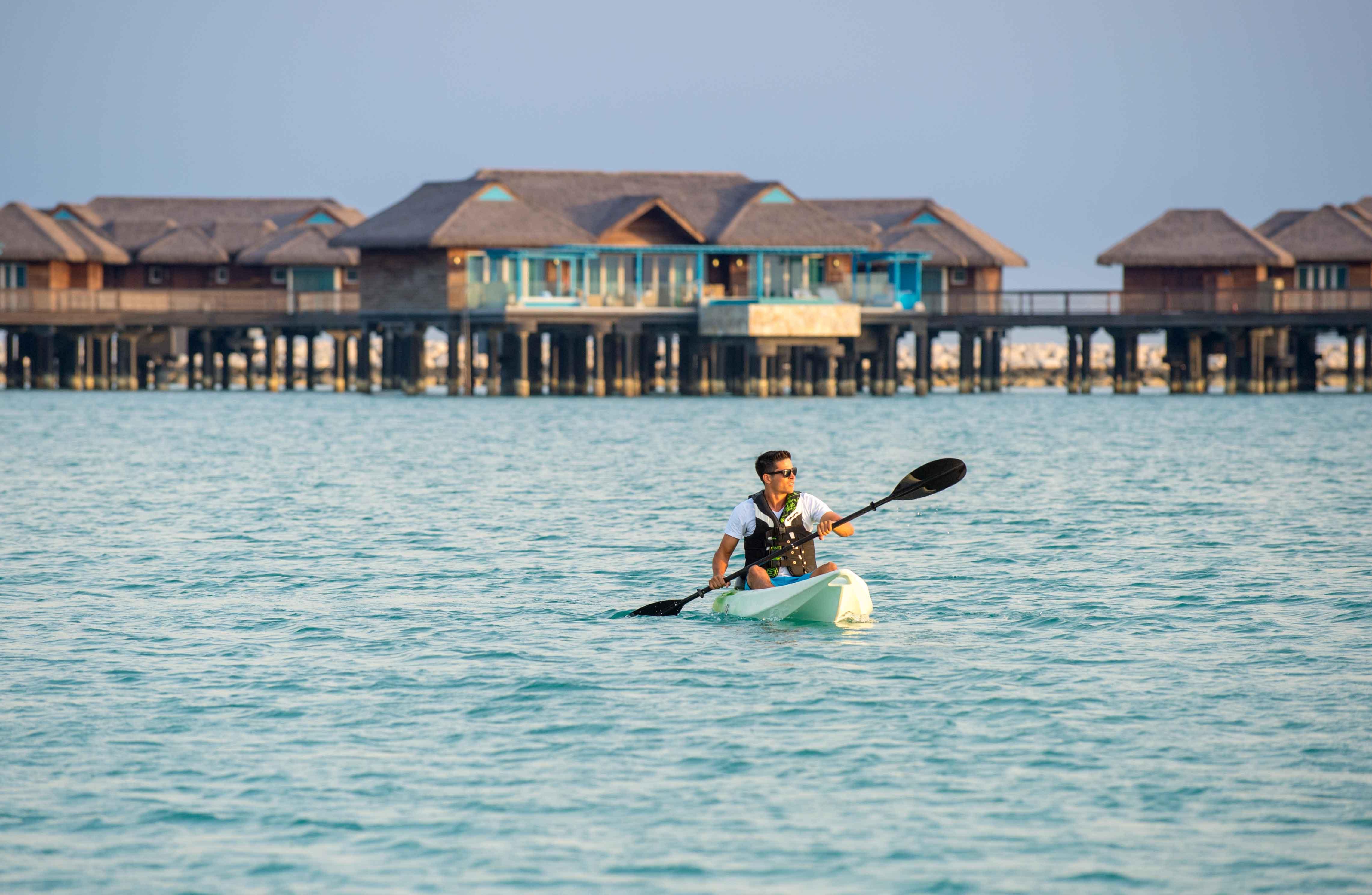 Banana Island Resort Doha By Anantara Esterno foto A guest kayaking at the resort