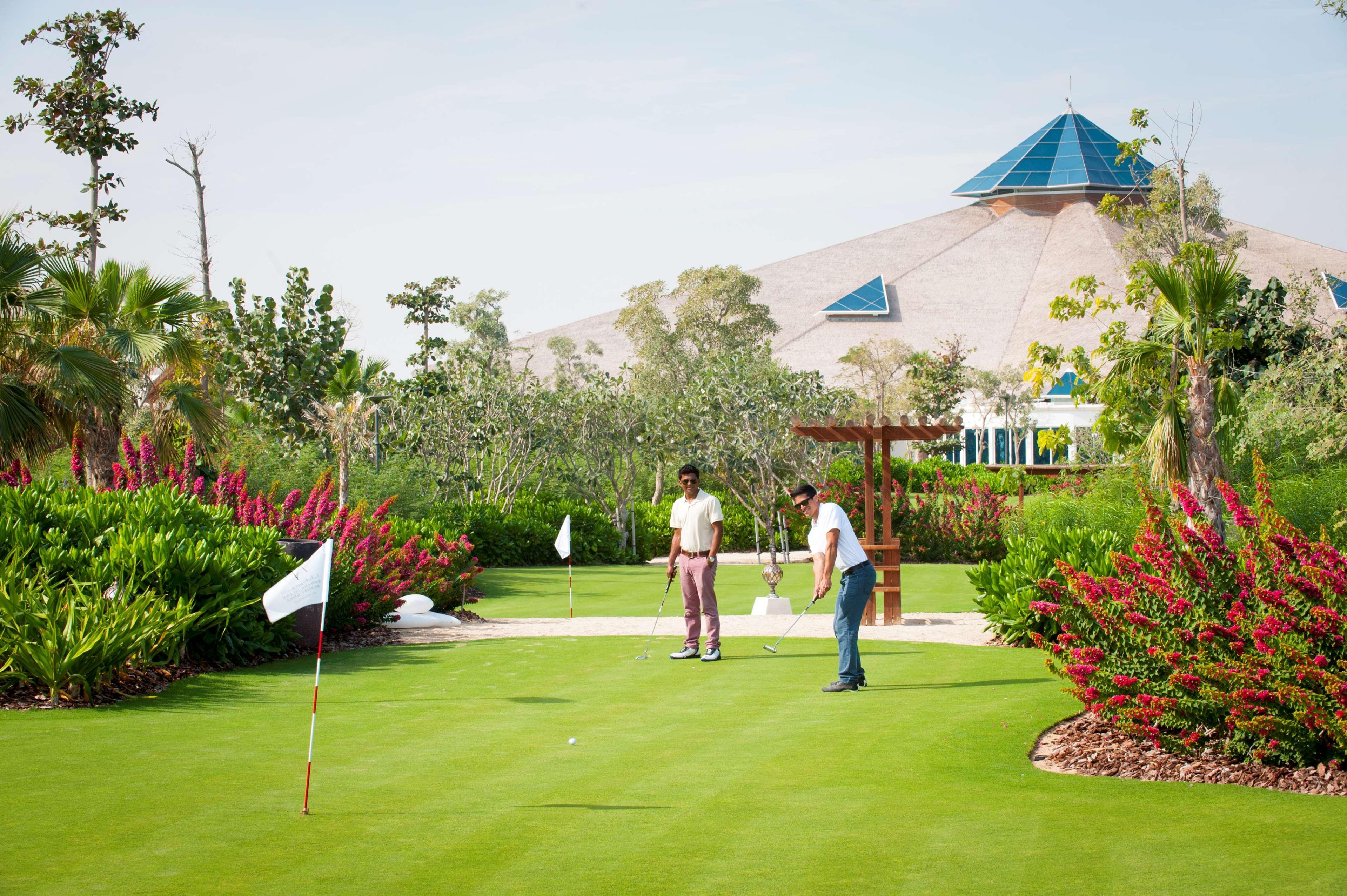 Banana Island Resort Doha By Anantara Esterno foto Golf course at the resort