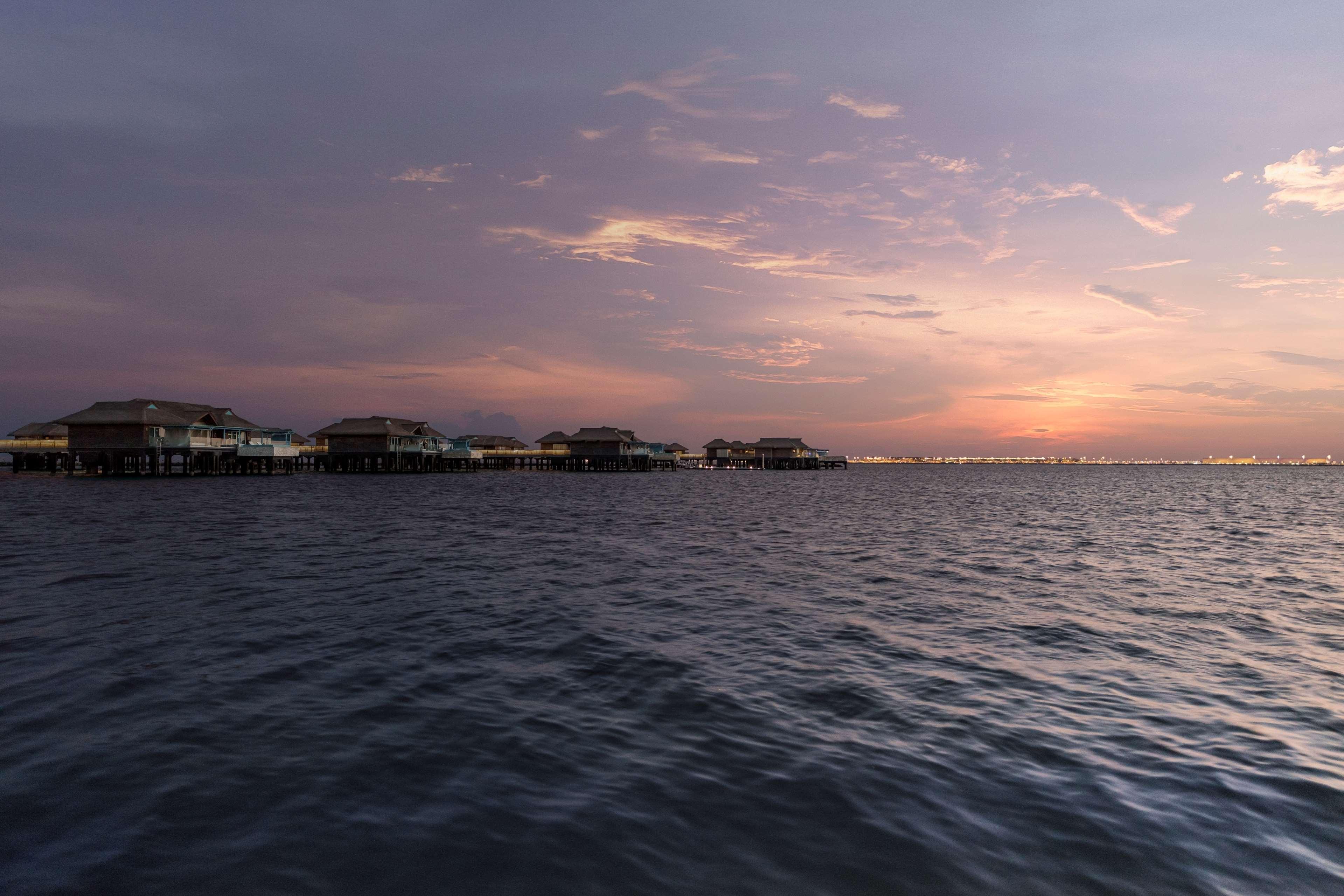 Banana Island Resort Doha By Anantara Esterno foto Sunset at the port of Labuan