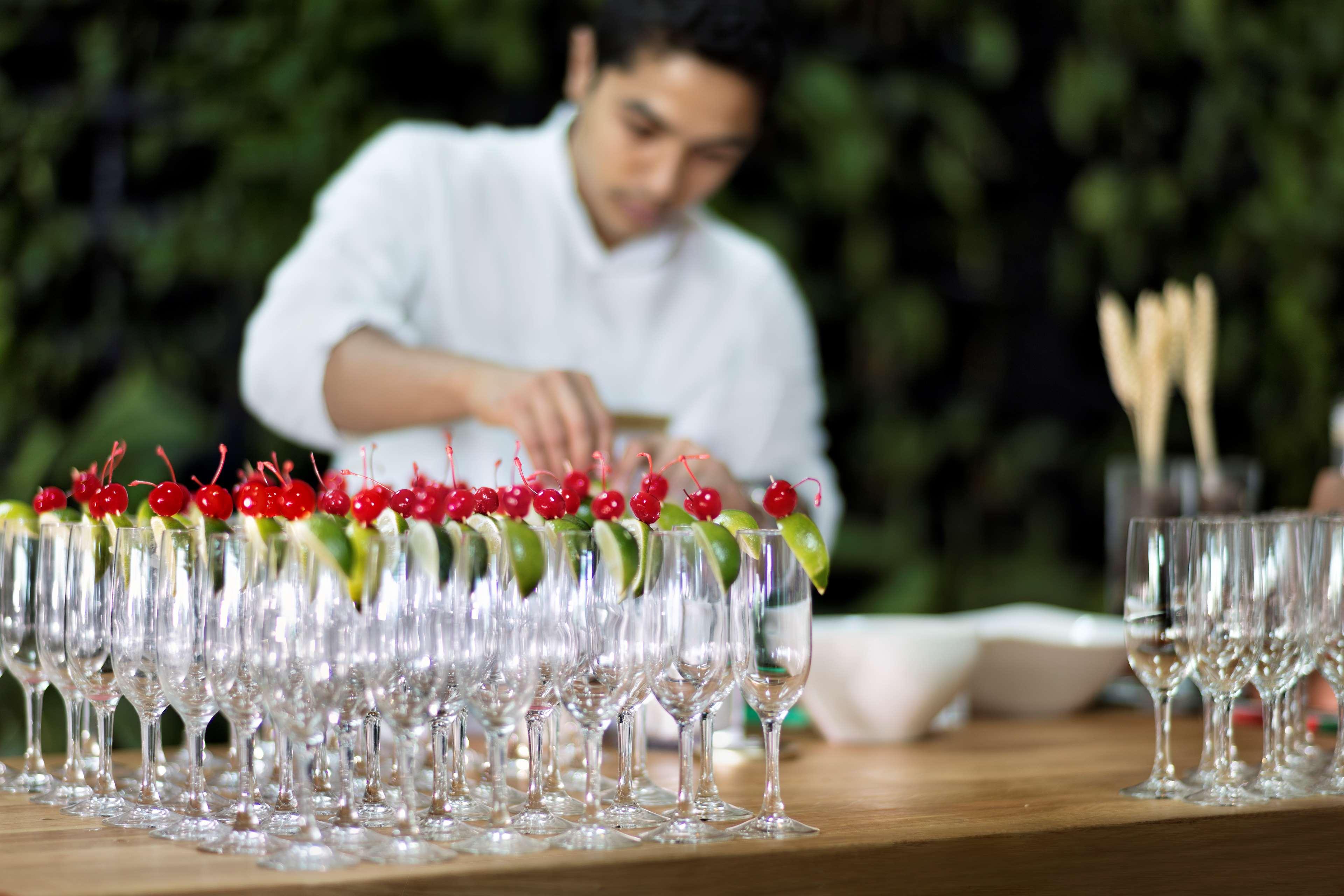 Banana Island Resort Doha By Anantara Esterno foto A bartender preparing drinks