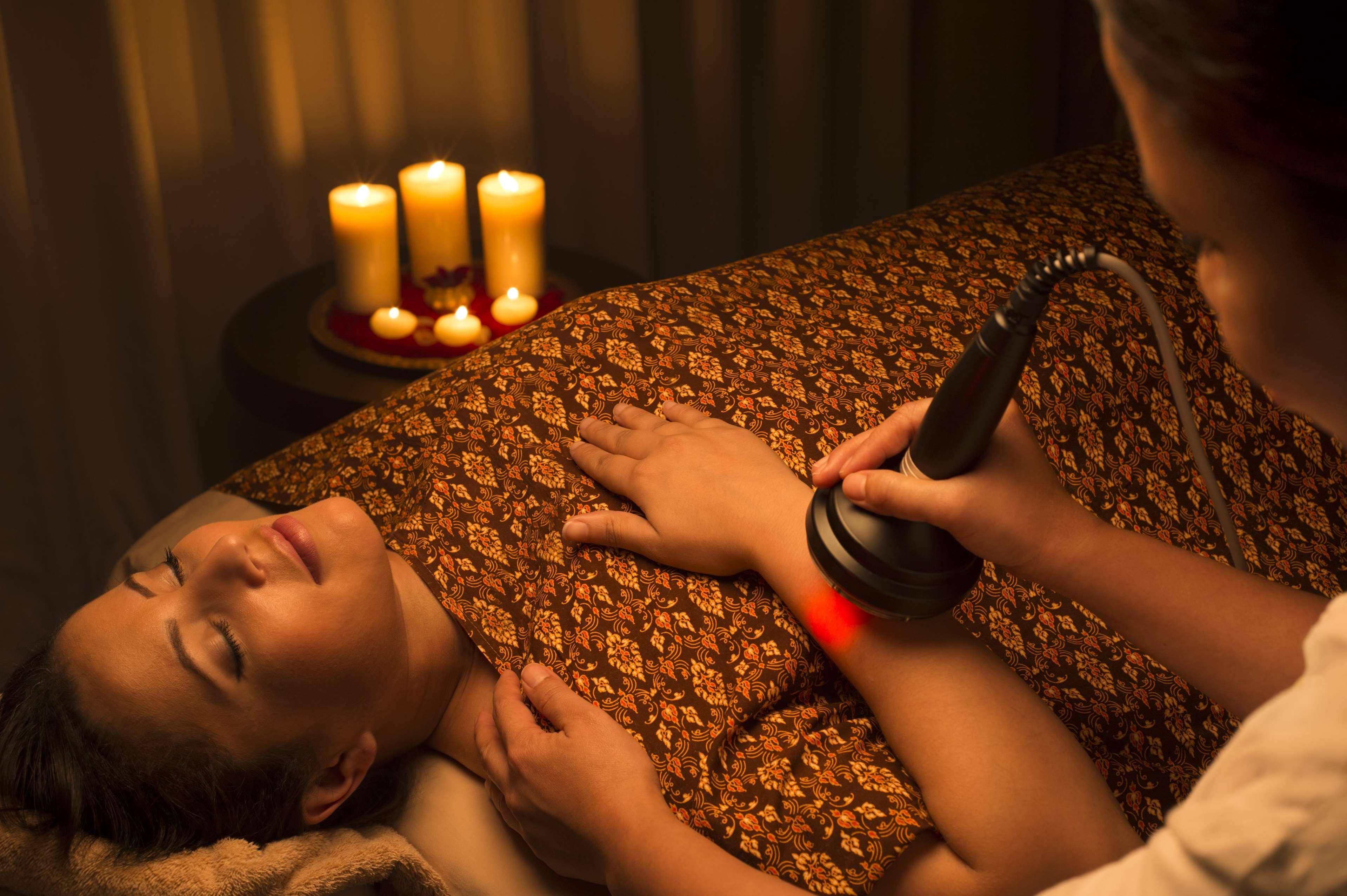 Banana Island Resort Doha By Anantara Esterno foto A woman receiving laser therapy