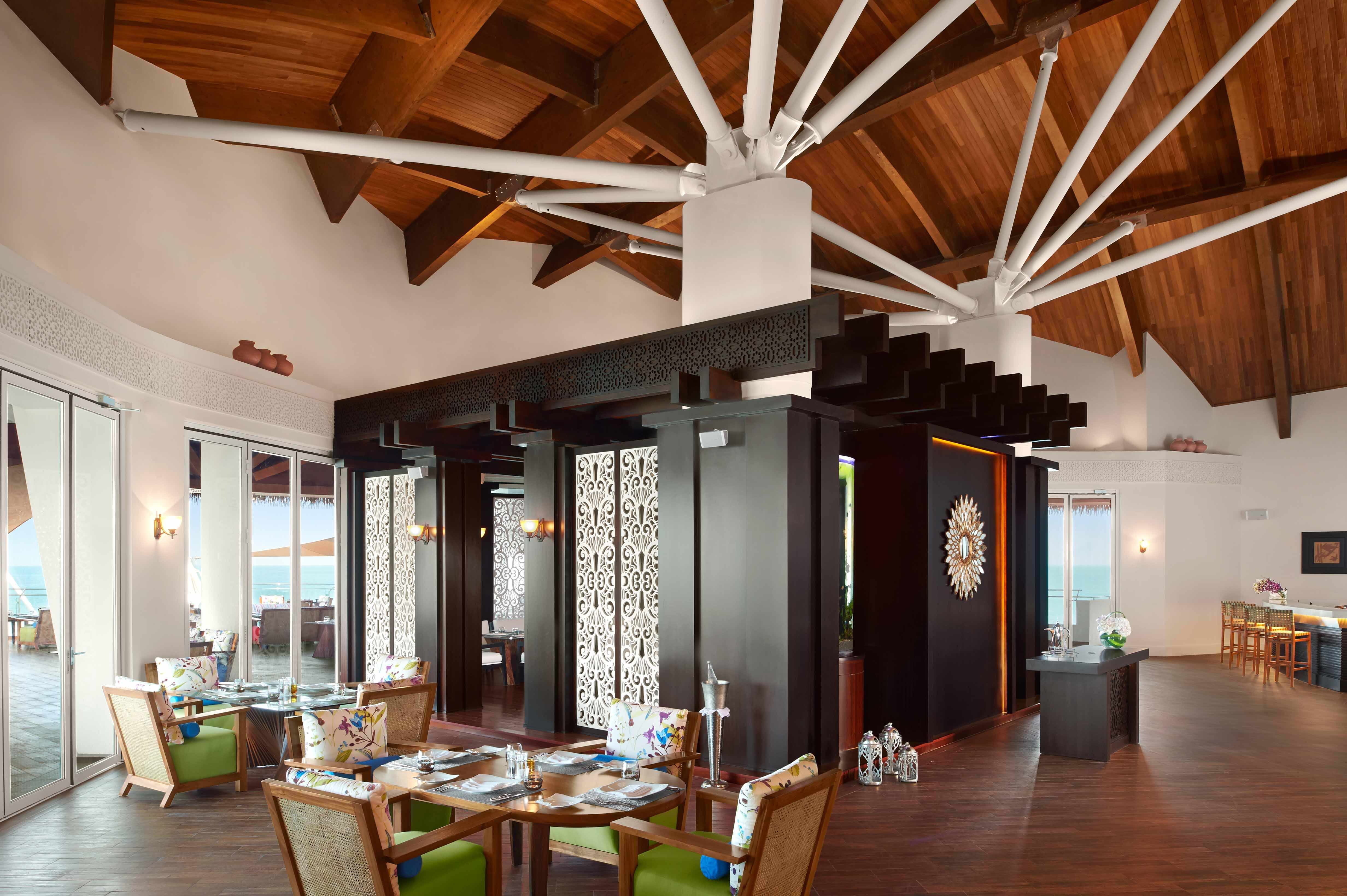Banana Island Resort Doha By Anantara Esterno foto The restaurant at the top of the hotel