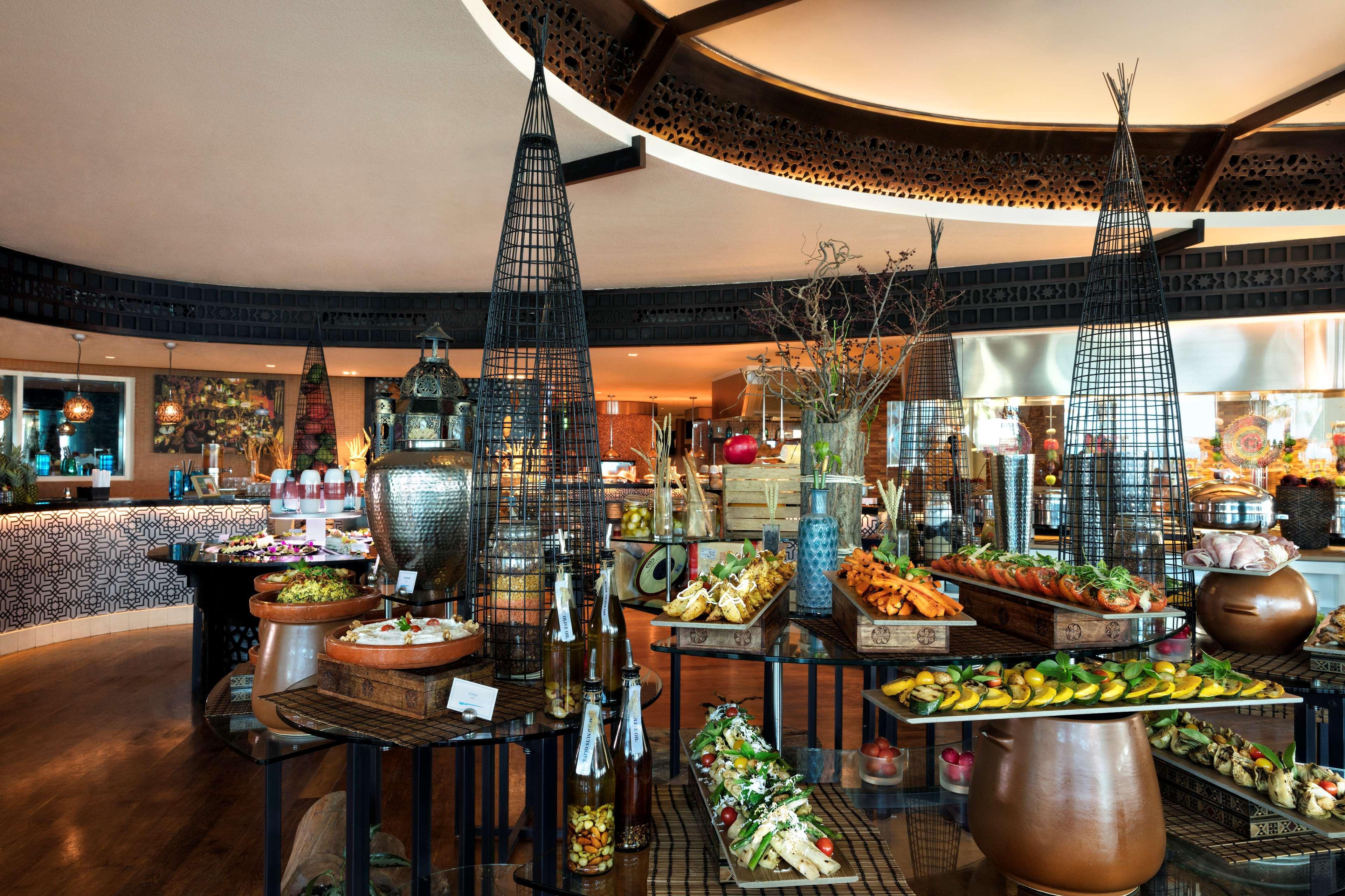 Banana Island Resort Doha By Anantara Esterno foto The buffet at the restaurant