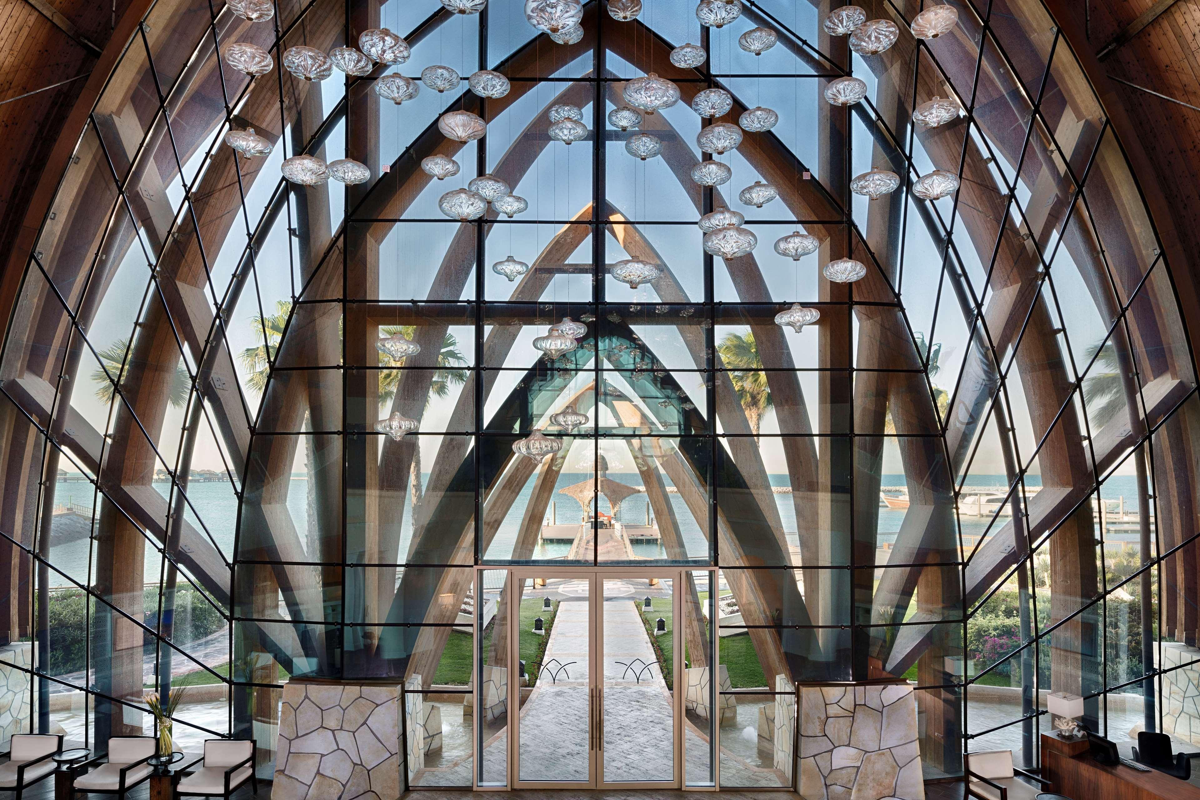 Banana Island Resort Doha By Anantara Esterno foto The interior of the chapel