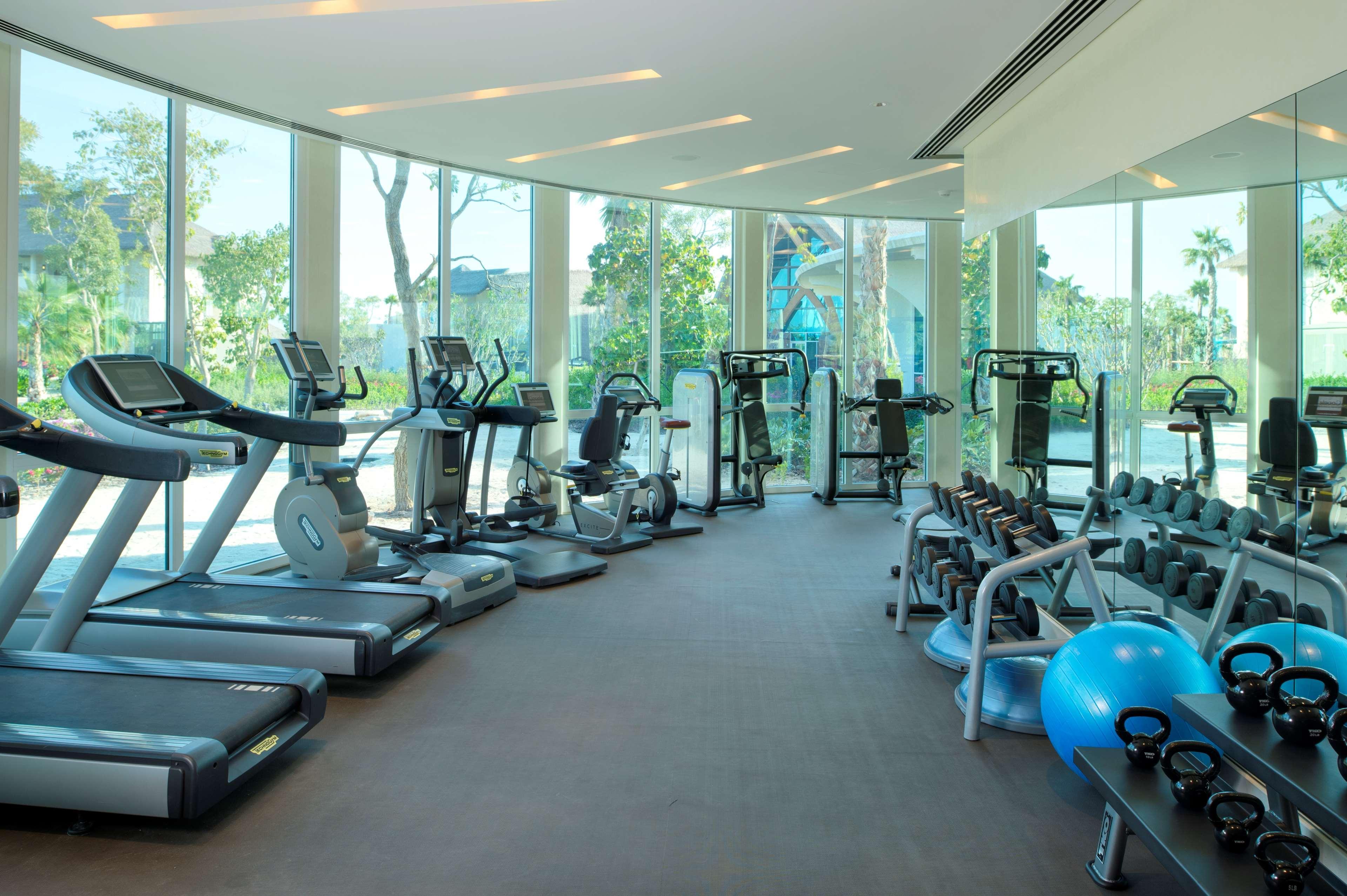 Banana Island Resort Doha By Anantara Esterno foto A gym at a hotel