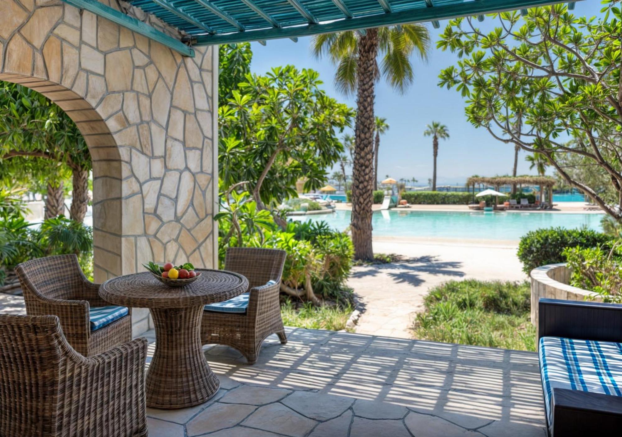 Banana Island Resort Doha By Anantara Esterno foto The pool at the resort